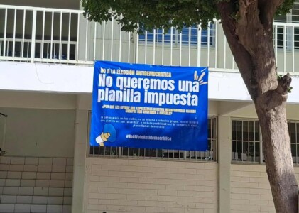 Cuelgan lona contra “planilla impuesta” en Prepa Victoria del Pueblo