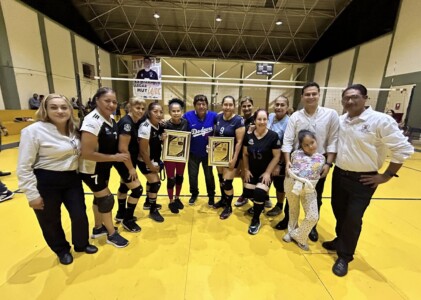 Reconocimiento a Dos Leyendas del Voleibol Femenil Universitario: Olivia Barragán y Laura García Honradas por el SUNTUAS