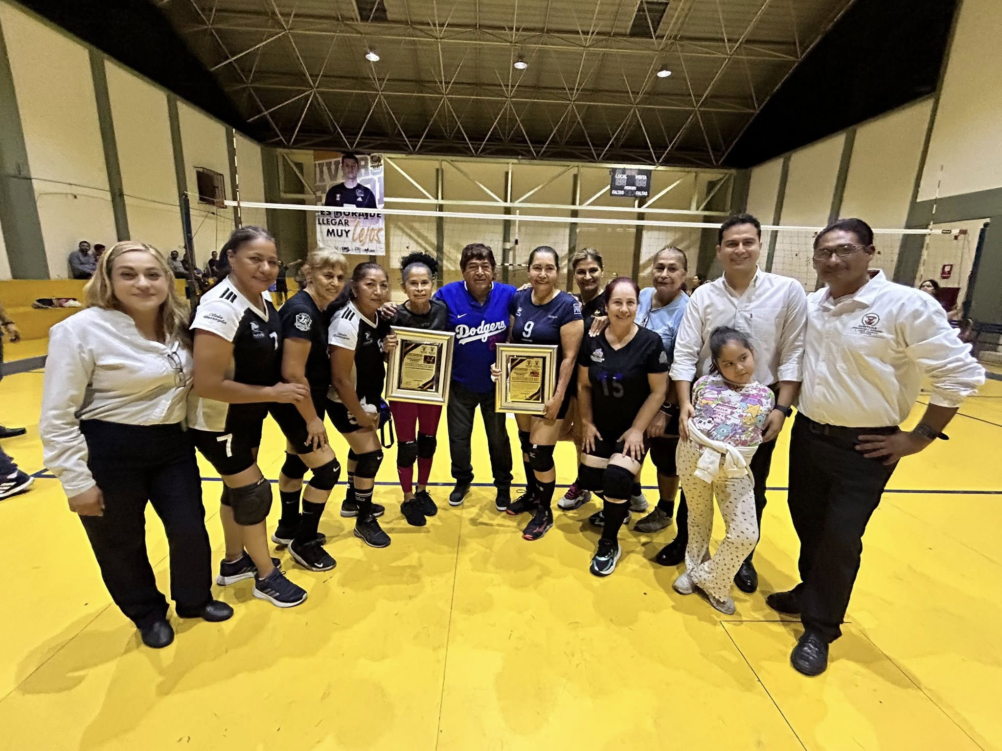 Reconocimiento a Dos Leyendas del Voleibol Femenil Universitario: Olivia Barragán y Laura García Honradas por el SUNTUAS