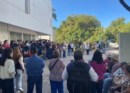 Boicot Eléctrico en la Facultad de Derecho: Jubilados de la UAS Informan Derechos con Megáfono