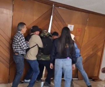 ¡Puerta Abajo! Universitarios Derriban Entrada del Congreso de Sinaloa en Protesta
