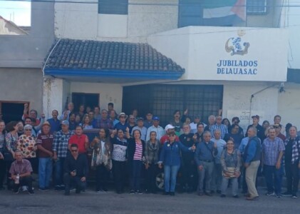 Desbordan jubilados de la UAS asamblea zonal; inician movilización hacia medios de comunicación