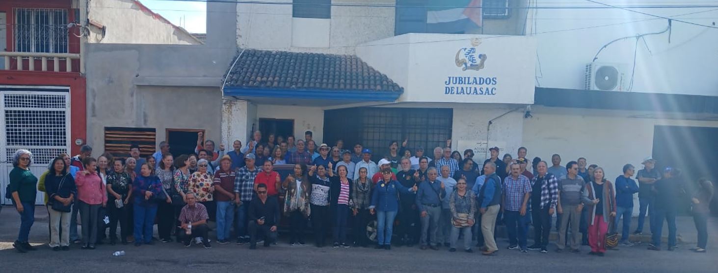 Desbordan jubilados de la UAS asamblea zonal; inician movilización hacia medios de comunicación